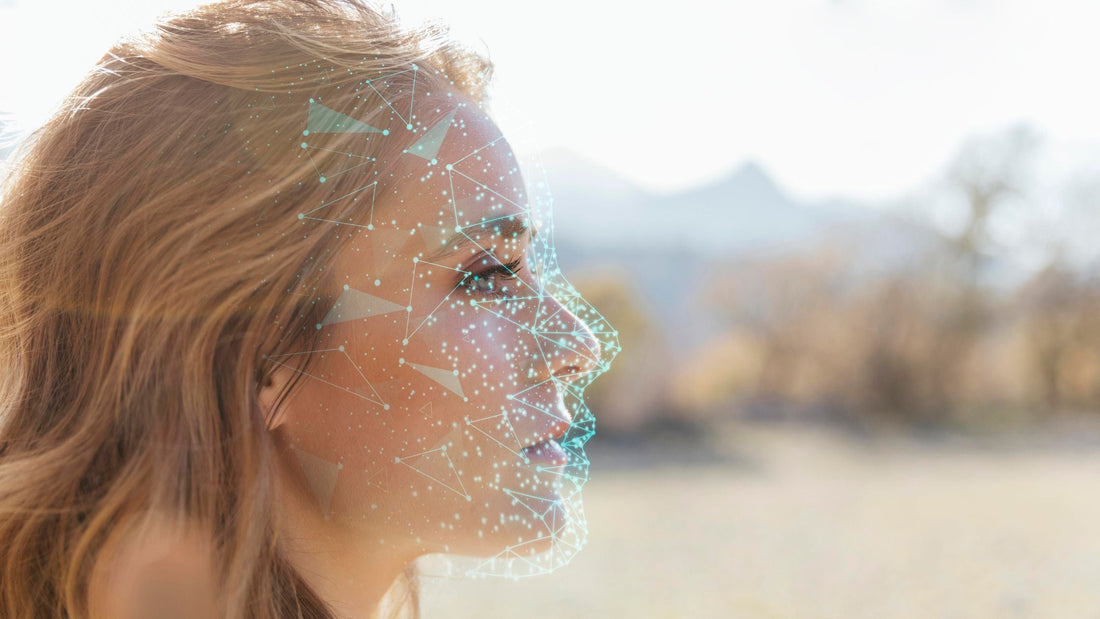 imagen de una mujer con ilustraciones digitales sobre su figura, inspiradas en el biohacking