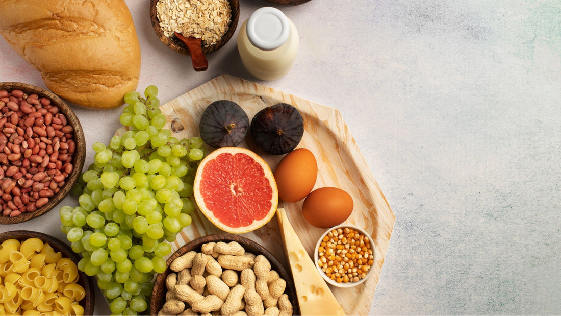 Variedad de alimentos saludables ricos en triptófano, magnesio y vitaminas, como avena, frutos secos, frutas y huevos, para mejorar el sueño