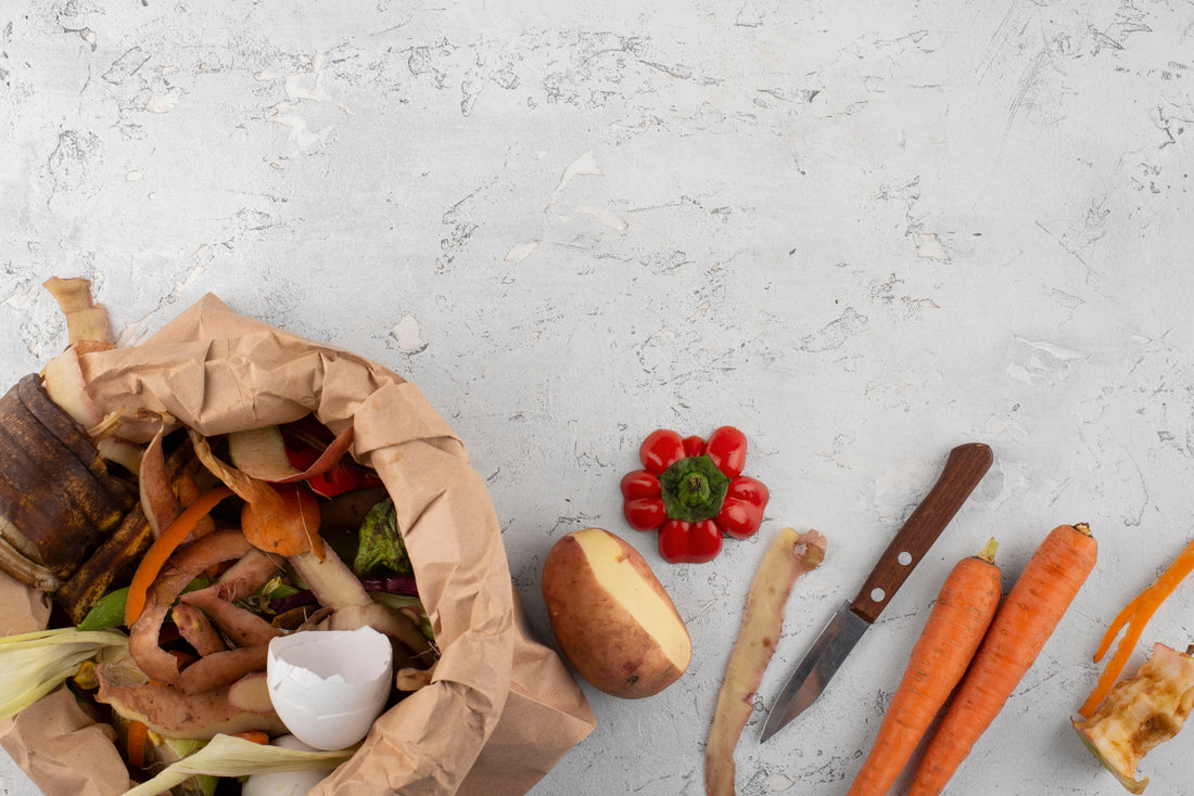 Restos de comida y cáscaras de verduras en una bolsa de papel, fomentando la cocina sin desperdicio