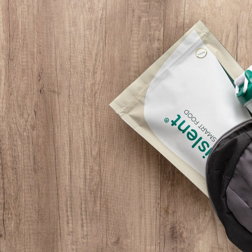 Bolsa de Satislent Proteína Completa junto a una mochila