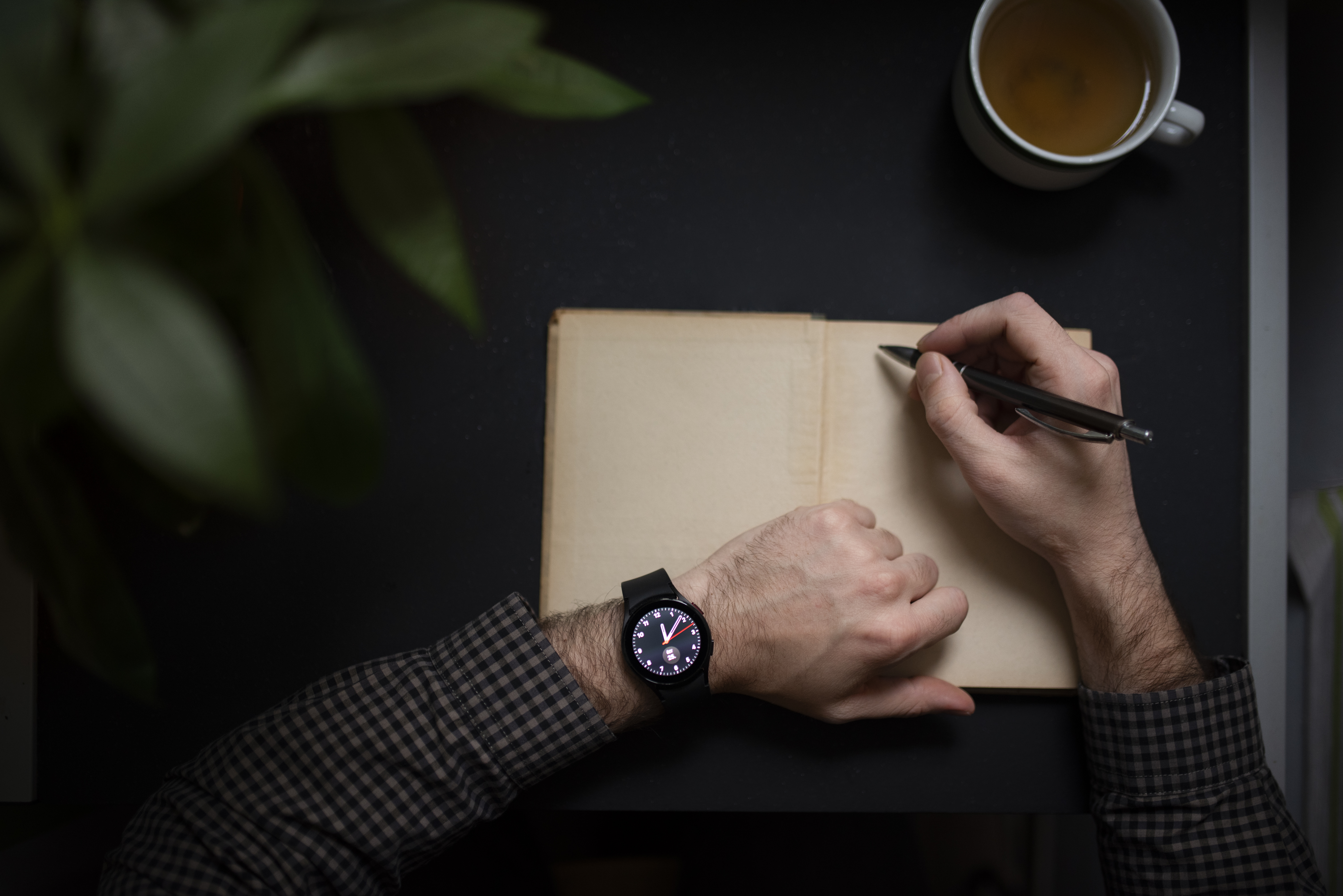 Personne &eacute;crivant en silence dans un carnet, repr&eacute;sentant un moment de r&eacute;flexion personnelle en solitude &mdash; une pratique essentielle dans le Monk Mode